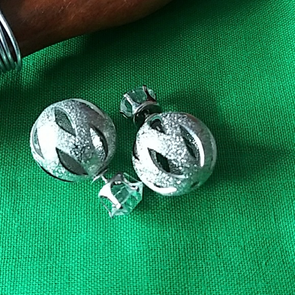 Post Earrings - Picture 2 of 4